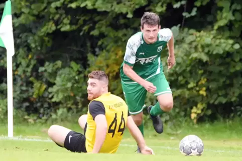 Der dreimalige Torschütze Mike Schneider (rechts) vom SV Katzweiler, der von seinem Trainer beim 5:4-Sieg gegen Kindsbach als „D