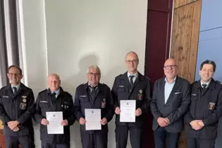 Ehrung der drei Feuerwehrleute Hubert Nuß, Volker Roth und Andreas Reininger mit (v.l.) Bastian Jung (stv. Wehrleiter), Andreas