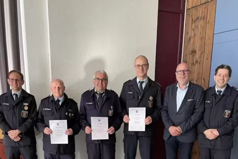 Ehrung der drei Feuerwehrleute Hubert Nuß, Volker Roth und Andreas Reininger mit (v.l.) Bastian Jung (stv. Wehrleiter), Andreas 