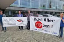 Protest der Gegner vor einer Stadtratssitzung im Pfalzbau.