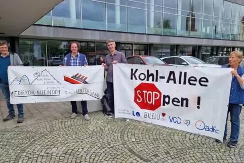 Protest der Gegner vor einer Stadtratssitzung im Pfalzbau. 