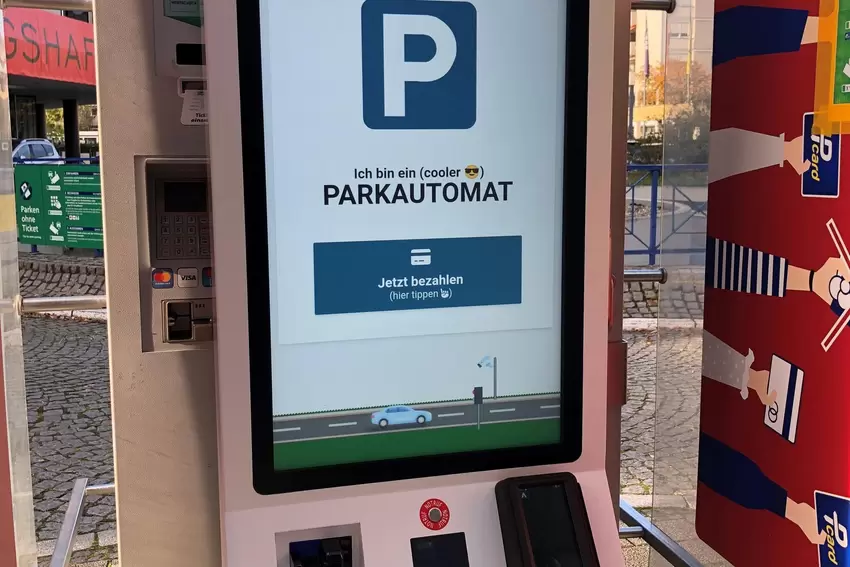 Etwas grob montiert: Der neue Kassenautomat wurde einfach vor den bisherigen geschraubt. Kunden versuchen immer wieder, den hint