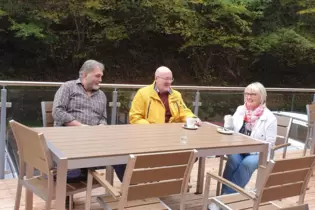 Freuen sich über die neue Terrasse: Hermann Funk, stellvertretender Vorsitzender des PWV Esthal, Pressewart Thomas Dilschneider