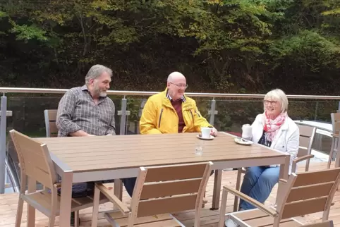 Freuen sich über die neue Terrasse: Hermann Funk, stellvertretender Vorsitzender des PWV Esthal, Pressewart Thomas Dilschneider 