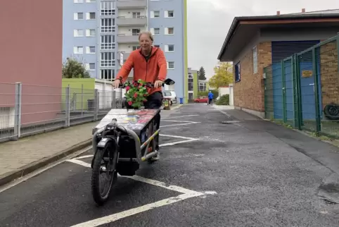 Macht alltägliche Besorgungen nun mit seinem Lastenrad: Heribert Hansen aus Branchweiler. 