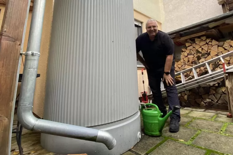 Hat jetzt eine 2000-Liter-Zisterne, um seinen Garten zu bewässern: Michael Jung aus Gimmeldingen.