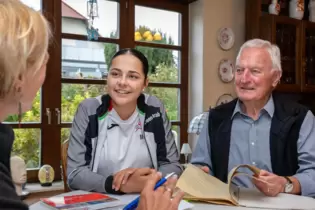 Generationen übergreifend: Marleen Karabag mit Günter Walburg.