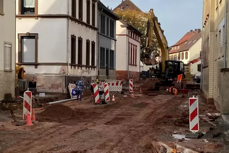 Es dauert noch: Zwischen Rathaus und Bahnhof wird derzeit an der Ortsdurchfahrt von Hochspeyer gearbeitet. 