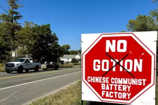 Ein Ort in Aufruhr: An der Schnellstraße nach Big Rapids kündet bereits ein großes Schild vom Widerstand gegen die "Chinesische