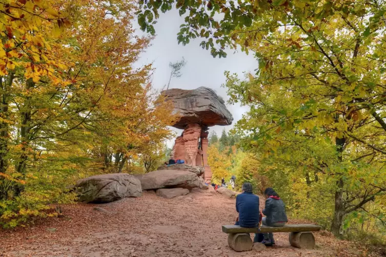 Einer der bekanntesten Orte der Pfalz mit einer teuflischen Geschichte: der Teufelstisch bei Hinterweidenthal.