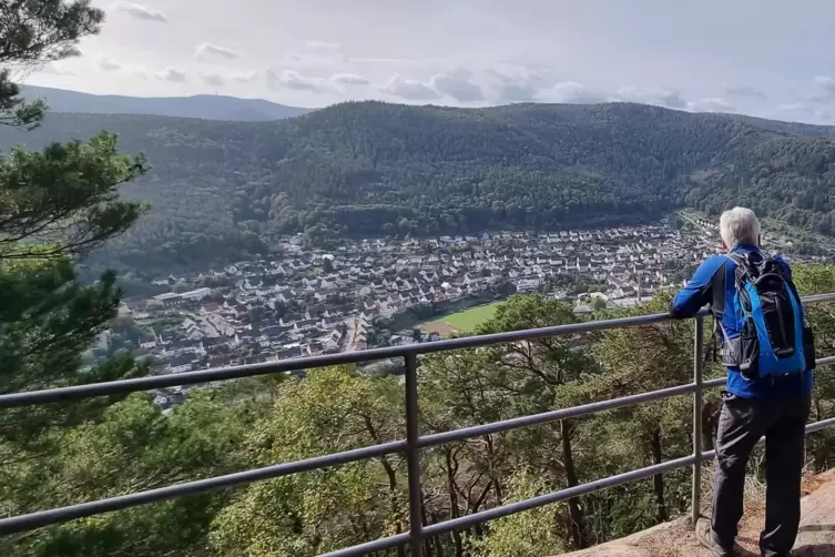 Himmlische Aussichten gibt es vom Teufelsfelsen hoch über den Lambrechter Tal. 