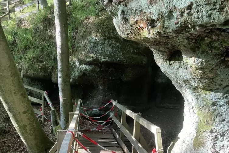 Nicht der Teufel, sondern der Zahn der Zeit hatte an der Brücke am Pirmasenser Premiumswanderweg „Teuefelspfad“ genagt. 