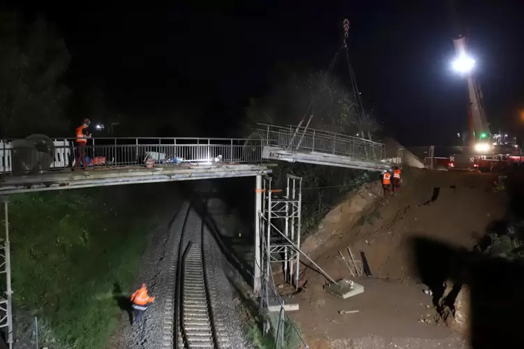 Der Abriss der Fußgängerbrücke zwischen Hartmann- und Merowingerstraße. 