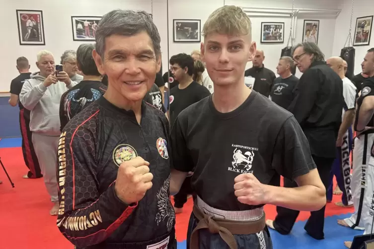 Elias Kastner (rechts) von den Black Eagles Göllheim mit Kickbox-Legende Don „The Dragon“ Wilson aus Florida. 