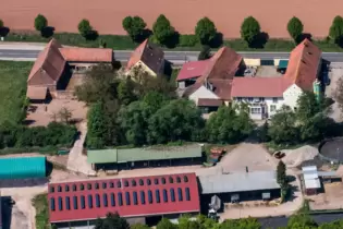 Die auf dem Luftbild zu sehende, westliche Hälfte vom Kisselhof gehört heute den Familien Carduck; bis Mitte der 1950er-Jahre wo