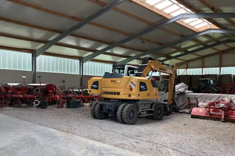 Bagger neben Eggen: In den von der Straße abgewandten Hallen lagert Carduck Arbeitsmaschinen für die Landwirtschaft, aber auch f