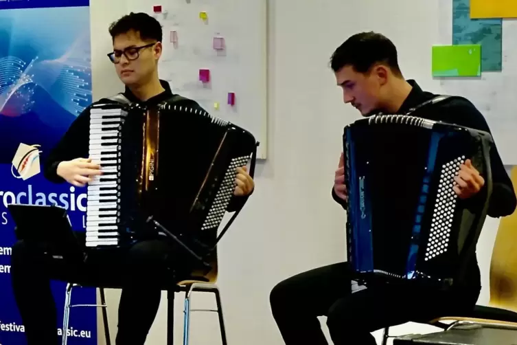 Jung, aber bereits unverwechselbar: Marius Staible und Daniel Roth. beim Auftritt in Zweibrücken. 