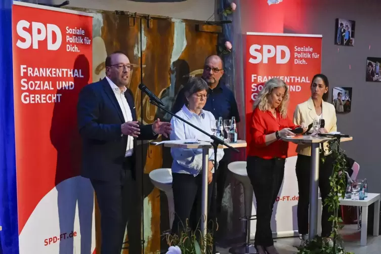 „Frankenthal sozial und gerecht“: Gunther Koch (li.) bei der Vorstellung des SPD-Kommunalwahlprogramms im Theater Alte Werkstatt