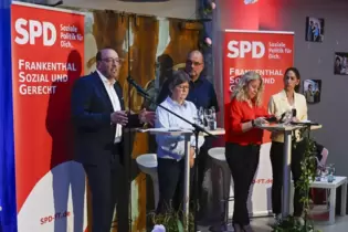 »Frankenthal sozial und gerecht«: Gunther Koch (li.) bei der Vorstellung des SPD-Kommunalwahlprogramms im Theater Alte Werkstatt