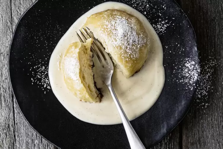 Typisch Pfalz: Dampfnudel mit Vanillesoße. Sie ist von Haus aus vegetarisch.