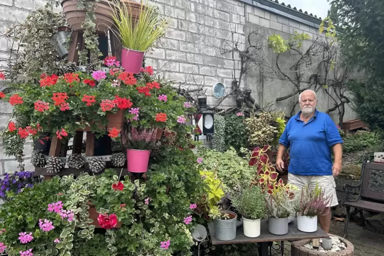 Der Kraftsportler hat auch ein Händchen für Blumen: Bertram Tiebel und sein „Blumenbaum“. 