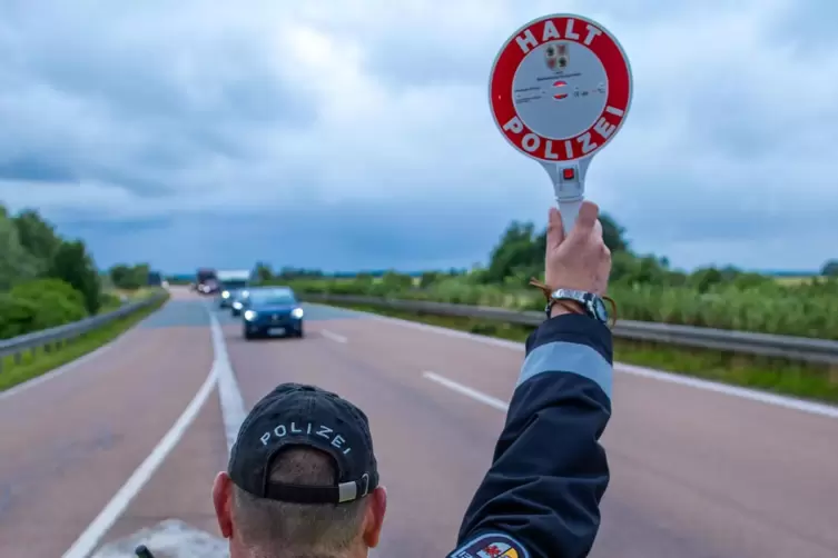 Die Anhaltezeichen der Polizei sollte man auf jeden Fall beachten – sonst hat man schnell jede Menge Ärger am Hals. 