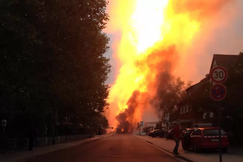 Kirchtrumhoch schlugen die Flammen aus der geborstenen Leitung.