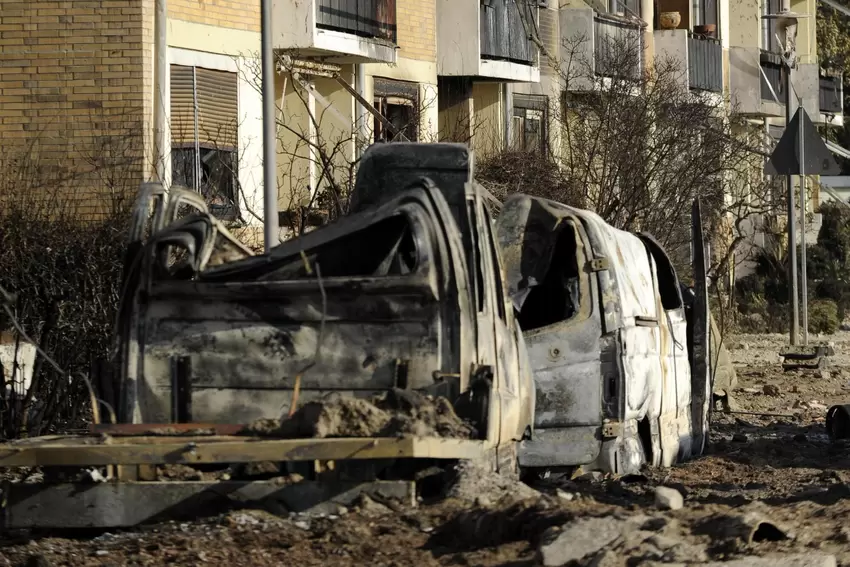 Wie nach einem Bombenangriff: Ausgebrannte Autos in der Jakob-Scheller-Straße.