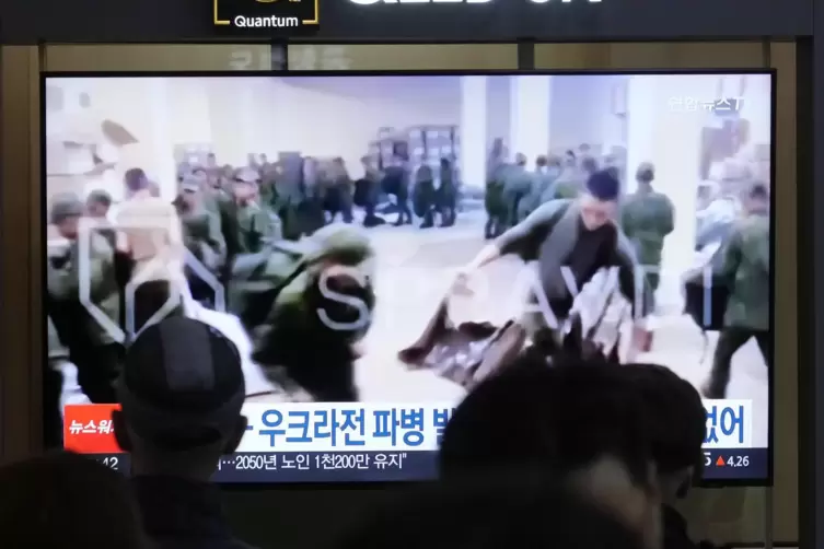  Seoul: In einer Nachrichtensendung auf einem Fernsehbildschirm am Bahnhof sind Soldaten zu sehen, die vermutlich aus Nordkorea 