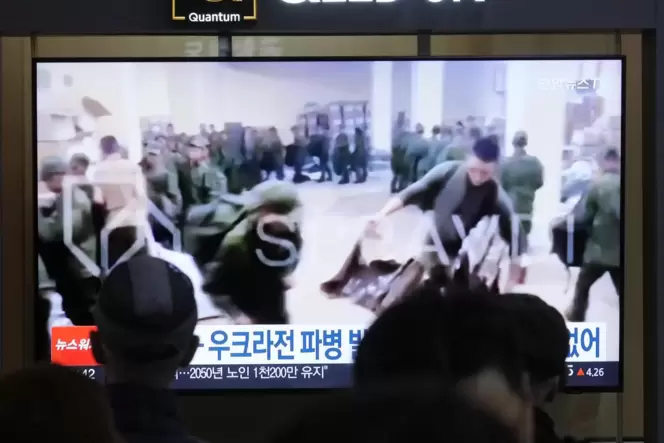 Seoul: In einer Nachrichtensendung auf einem Fernsehbildschirm am Bahnhof sind Soldaten zu sehen, die vermutlich aus Nordkorea