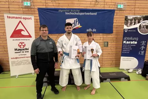 Erfolgreiches Budokan-Trio bei der Hochschul-DM in Jena: von links Trainer Marcus Gutzmer, Julian Hadizadeh und Annika Faul. 