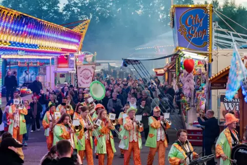 Munteres Treiben: Die Waldsemer Gasserassler im vorigen Jahr bei der Eröffnung der Herbstmesse auf dem Festplatz.