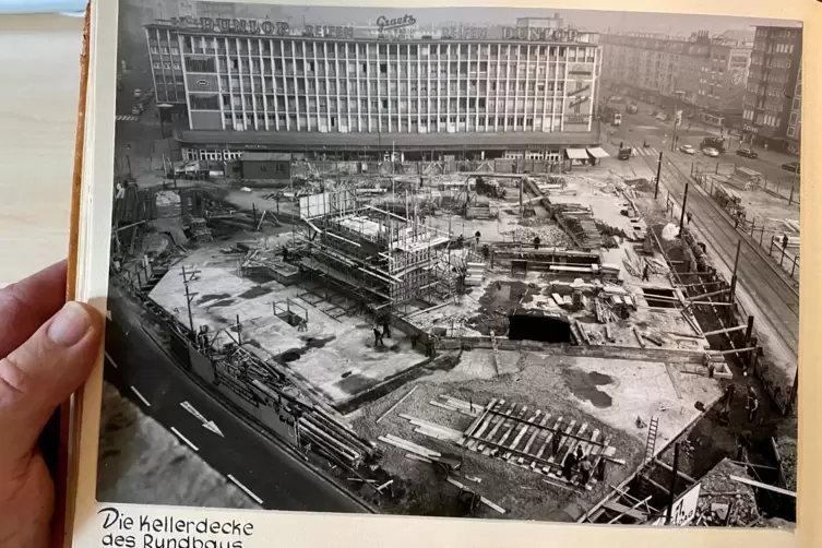 Die Baustelle der Tortenschachtel Anfang 1960. Der Keller steht.