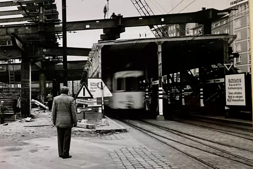 Ein Tunnel schützte den Straßenbahnverkehr.