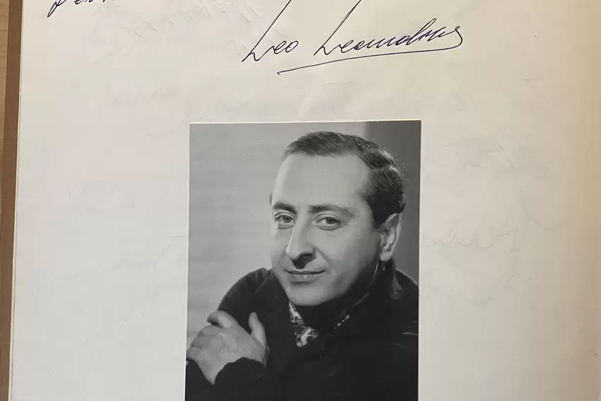 Auch Schlagersänger Leo Leandros, Papa von Vicky Leandros, verewigte sich im Buch.