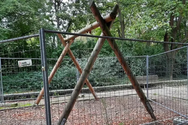 Von einem auf den anderen Tag war die Schaukel im Ebertpark weg. Ob sie jetzt in einem Privatgarten hängt? 