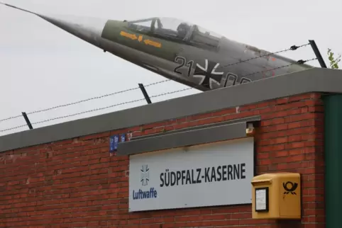 Hier hebt kein Starfighter ab. Die Archivaufnahme zeigt ein ausgedientes Kampfflugzeug am Haupteingang der Südpfalz-Kaserne. 