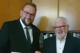 An seinem 70. Geburtstag wurde gestern Gerhard Hussong (rechts) für sein langjähriges ehrenamtliches Engagement von Oberbürgerme