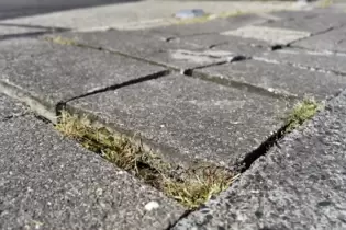 In Heuchelheim haben sich an so mancher Stelle die Platten von Gehwegen hochgedrückt, sodass Stolperfallen entstanden sind. Nach