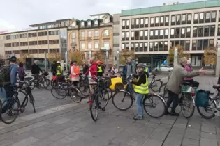 31 Radfahrbegeisterte machten sich vom Stiftsplatz aus gemeinsam auf den Weg durch den Westen der Stadt.