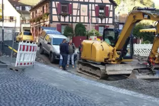 Baustellenbesprechung in der Marktstraße: Nach einem schwierigen Start und mehreren Baustopps nähern sich die Arbeiten im Umfeld