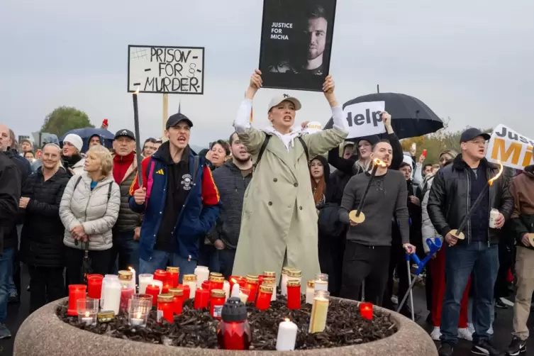 Am Samstag demonstrierten Menschen vor der Air Base Spangdahlem wegen des Freispruchs.