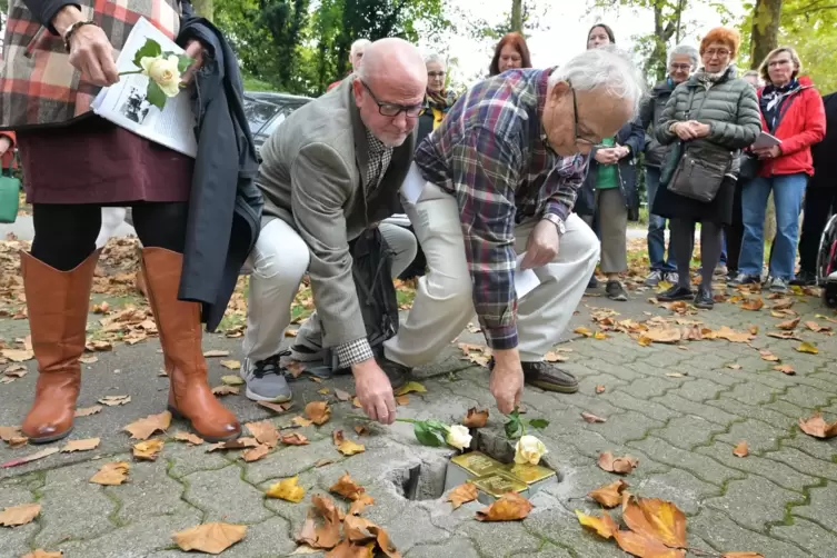 Sichtbares Andenken: Jonathan Roos (rechts) verlegt die Stolpersteine vor dem ehemaligen Wohnhaus seiner Vorfahren in der Burgst