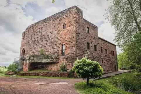 Burg Wilenstein heute: Blick vom Halsgraben auf die Schildmauer mit gotischem Fenster und Walter-Cappel-Haus.