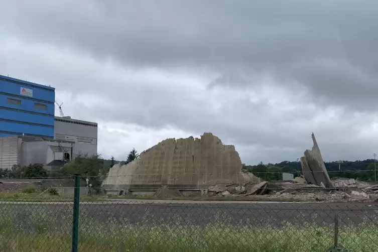 Schlechtes Omen für die geplante Chipfabrik? Dunkle Wolken über Ensdorf nach der Sprengung des Kohlekraftwerks Ende Juni. 