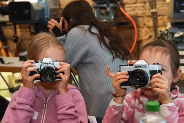 Eine ganz neue Erfahrung: Kinder und Jugendliche lernen die Analog-Fotografie kennen. 