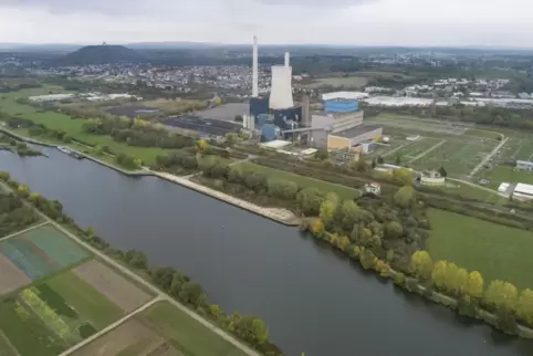 Das Kohlekraftwerk in Ensdorf wurde gesprengt – denn auf der Fläche soll oder sollte die Chipfabrik entstehen. 