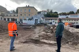 Matthias Rößler (links) und Konstantin Boltenhagen von der Tiefbauabteilung beobachten die Bauarbeiten auf dem Bahnhofsvorplatz.