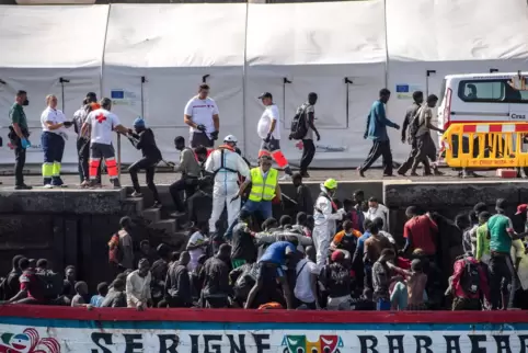 Über die Atlantikroute: Ein Boot mit Migranten legt auf der kanarischen Insel El Hierro an.