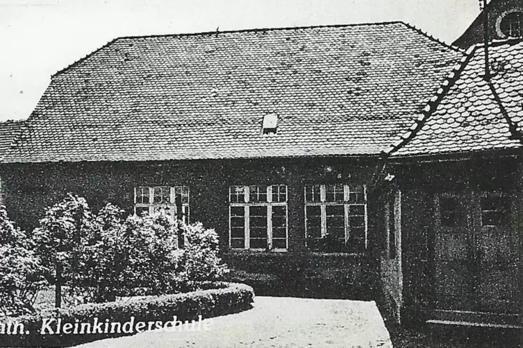 Der katholische Kindergarten von Norden her, wie er um 1960 auf einer Ansichtskarte abgebildet war. Links im ehemaligen Scheunen